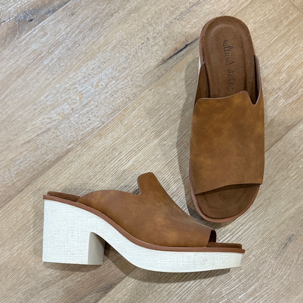 Altar’d State 8.5 chunky wedge / heels